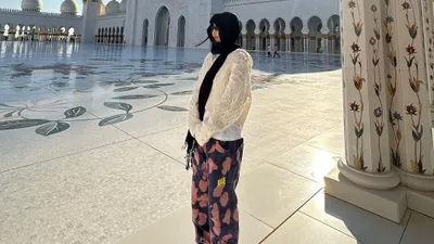 Jennie Blackpink atau Jennie Kim mengunjungi Masjid Sheikh Zayed di Abu Dhabi, tuai pujian dari warganet.