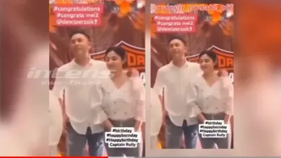Pedangdut Dewi Perssik kabarnya kini tengah berbahagia, baru saja dilamar oleh sang pujaan hati bernama Rully.