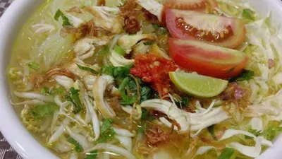 Ilustrasi resep soto bening menggunakan daging ayam.