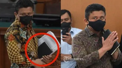 Misteri buku hitam Ferdy Sambo yang selalu dibawa dalam persidangan