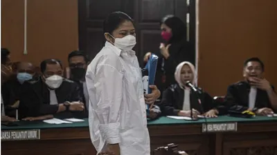 Terdakwa kasus pembunuhan berencana Brigadir Yosua Hutabarat, Putri Candrawathi (tengah), bersiap menjalani sidang dengan agenda pembacaan pledoi di Pengadilan Negeri Jakarta Selatan, Rabu (25/1/2023).(Antara/Aprillio Akbar) 