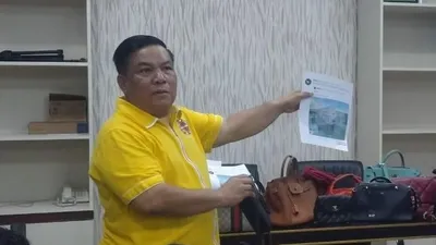 Sekda Riau SF Hariyanto saat melihatkan barang bermerek yang digunakan istrinya. 