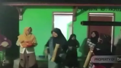 Emak-emak Bangunkan Sahur