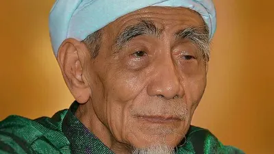 KH Maimoen Zubair alias Mbah Moen pernah bagikan kunci pekerjaan lancar dan penuh berkah, agar rezeki lancar dan bebas hutang.