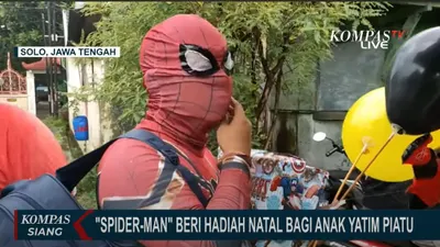 Unik! Spiderman Kasih Kado Natal untuk Anak-anak Yatim Piatu di Sukoharjo