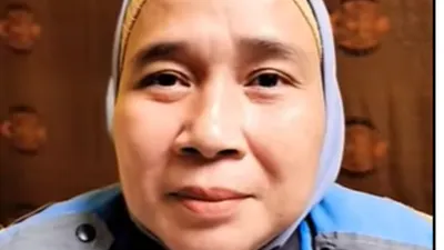 Sosok pengendara ojek online selalu hadir dalam persidangan Richard Eliezer alias Bharada E dengan mengenakan seragam kerjanya.