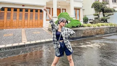 Fuji di depan rumah mewahnya