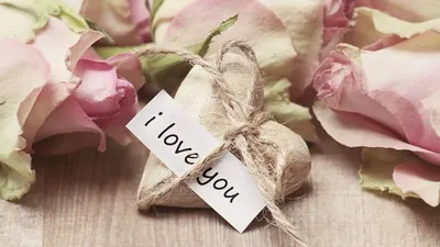 5 Rekomendasi Kado Valentine untuk Perempuan, dari Bunga dan Coklat hingga Skincare!