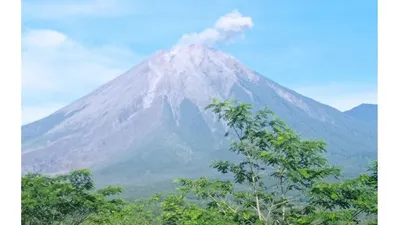 Gunung Semeru Kembali Erupsi dengan Ketinggian Asap 700 M, Waspadai Potensi Awan Panas dan Lahar!