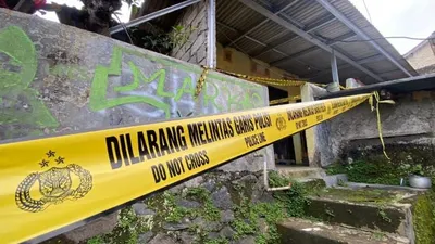 Garis polisi terpasang di depan kontrakan tempat ditemukannya pria paruh baya yang tewas di Sukaraja, Bogor.