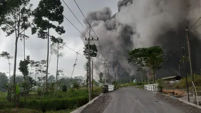 Ilustrasi, aktivitas Gunung Semeru masih berstatus siaga atau level III, masyarakat pun dihimbau untuk tidak beraktivitas dalam radius 5 km dari puncak gunung, Selasa, 20 Desember 2022.