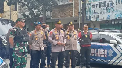 Kapolri Jenderal Pol Listyo Sigit Prabowo bersama Kapolda Jawa Barat Irjen Pol Suntana memberikan keterangan pers kepada awak media di Jalan Astana Anyar pascabom bunuh diri di Polsek Astana Anyar, Kota Bandung, Rabu, 7 Desember 2022.