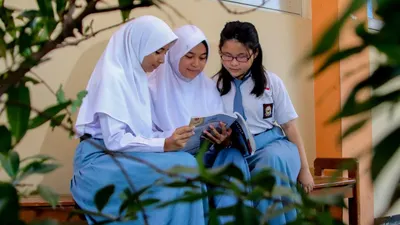 Ilustrasi siswa sekolah penerima Bansos KIP PIP tahun 2023, jadwal cair cek di sini(unsplash.com/Ed us)