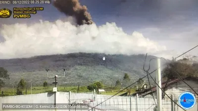 Gunung Kerinci Alami Erupsi dan Mengeluarkan Abu Tebal, Warga Sekitar Diimbau  Waspada