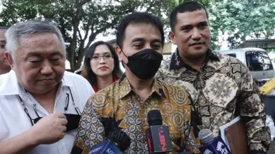 Jaksa Tuntut Roy Suryo (tengah) Hukuman Penjara 1 Tahun 6 Bulan di Kasus Meme Stupa Borobudur
