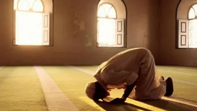 Niat sholat Tarawih berjamaah juga berbeda bagi imam dan makmum lengkap dengan tata caranya yang bisa dilakukan.