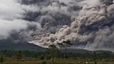 Peringatan! Gunung Semeru Kembali Erupsi dengan Ketinggian 1000 M, Masyarakat Diminta Waspada