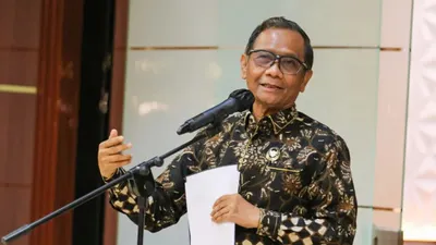 Menko Polhukam Mahfud MD mengunggah salah satu gambar sensitif dalam akun Twitter pribadinya pada, singgung beli keadilan.