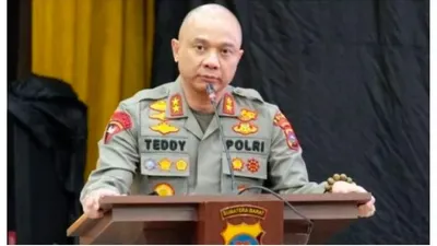 Sosok perwira tinggi Polri yang tengah terjerat kasus penyalahgunaan narkotika Irjen Teddy Minahasa tengah jadi sorotan.