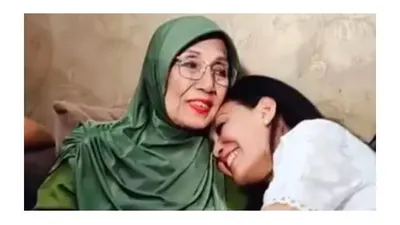 Nani Wijaya bersama dengan Rieke Diah Pitaloka. Nani Wijaya, aktris senior di Indonesia telah menutup usia ke-78 tahun.