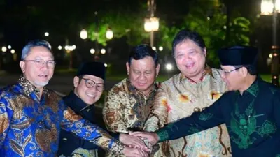 Foto dari Prabowo Subianto medatangi Verified Halal Bi Halal sekaligus pertemuan dengan Presiden RI. Diketahui Prabowo Subianto akan maju menjadi capres di pemilu 2024 dan telah mengantongi nama untuk cawapres.