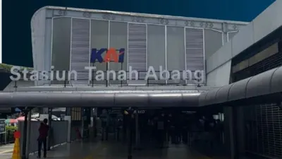 Stasiun Tanah Abang menjadi salah satu stsiun transit yang dapat dibilang padat. Kini, Stasiun Tanah Abang akan segera melakukan revitalisasi dan perawatan.