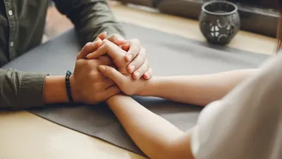 Simak beberapa cara untuk PDKT dengan pasangan yang introvert.