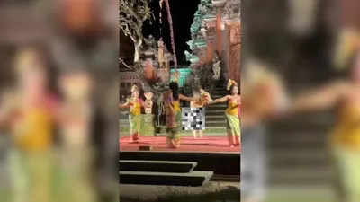 Seorang WNA melakukan aksi yang senonoh lantaran berpartisipasi dalam tarian di Bali dengan kondisi telanjang.