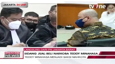 Teddy Minahasa menjalani sidang terkait keterlibatanya dengan jual beli narkoba.