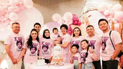 Atta Halilintar dan keluarga dari Aurel Hermansyah baru saja merayakan ulang tahun dari Ameena. Netizen mengomentari keluarga dari Atta Halilintar yang tak pernah menghadiri acara bersama dengan keluarga besar lainnya.
