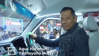 Agus Harimurti Yudhoyono atau AHY mengunjungi beberapa pabrikan otomotif lokal seperti Fin Komodo dan Esemka dalam IIMS 2023.