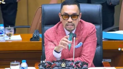 Wakil Ketua Komisi III DPR RI, Ahmad Sahroni, menantang Pj Gubernur DKI Jakarta, Heru Budi Hartono untuk membereskan ruko yang menyerobot saluran air dan bahu jalan di Pluit, Jakarta Utara (Jakut).