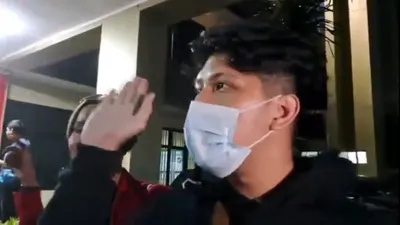 Aktor terkenal Ammar Zoni ditangkap di kasus pemakaian narkoba jenis sabu, kini dijenguk sang adik Aditya Zoni di Polres Jakarta Selatan.
