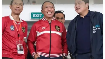 Usai terpilihnya jadi Waketum PSSI, mundurnya Zainudin Amali (tengah) dari jabatan Menpora membuat sebuah pertanyaan besar.