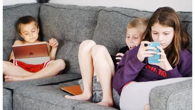 Ilustrasi Anak Bermain Gadget