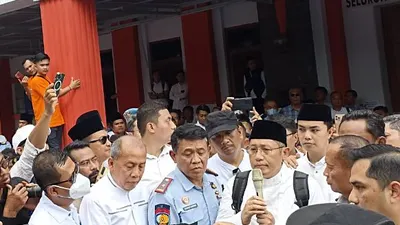 Anas Urbaningrum saat keluar dari Lapas Sukamiskin Bandung .