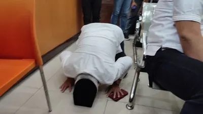 Ayah Arif Rachman Arifin sujud syukur atas vonis yang dijatuhkan pada anaknya