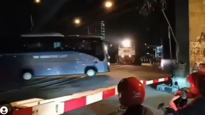 Bus TNI AL Viral Nekat Terobos Palang Pintu Kereta Api