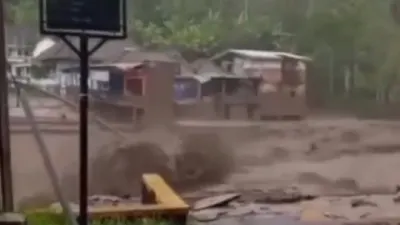 Banjir lahar dingin tersebut bahkan menyebabkan putusnya jembatan penghubung antara Kabupaten Malang dan Lumajang.