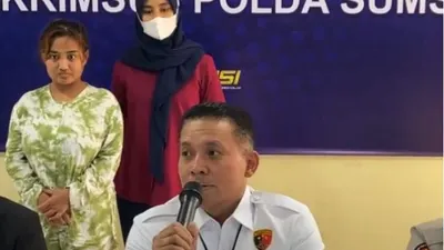 Lina Mukherjee saat dihadirkan dalam keterangan resmi di Polda Sumsel terkait dugaan penistaan agama yang dilakukannya.