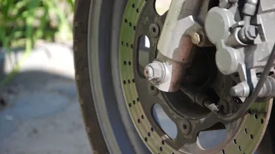 5 Cara Menghilangkan Suara Berdecit pada Rem Motor di Musim Hujan
