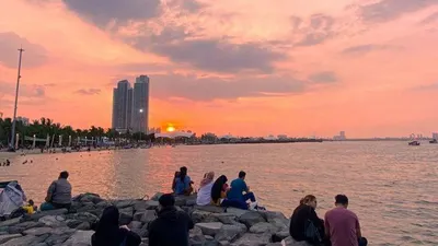 Suasana di Pantai Ancol