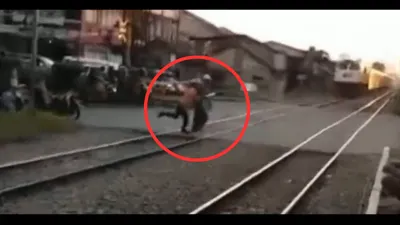 Beredar Terekam Kamera Seorang Lansia Nyaris tertabrak.