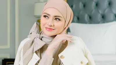 Nathalie Holscher yang terlihat lega setelah mendapat suguhan dari Ustaz Derry Sulaiman usai dirinya memutuskan untuk melepas hijabnya.