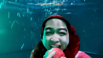 Dalam rangka bagikan THR online untuk followers-nya, YouTuber Ria Ricis rela sahur sambil menyelam di kolam renang.