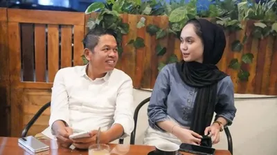 Dalam unggahan tersebut terlihat Dedi Mulyadi sedang duduk ngopi bersama seorang wanita cantik berkerudung hitam.