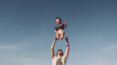Di samping memberikan kesejahteraan dalam keuangan, setidaknya ada sembilan tanda ayah yang ideal dan bertanggung jawab untuk keluarga.