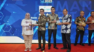 Dirut bank bjb syariah dinobatkan sebagai The Best CEO Focus on Human Capital dalam ajang penghargaan HCRE Award 2023.