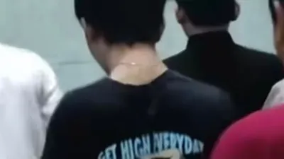 Pria Ibadah Pakai Kaos Tak Senonoh