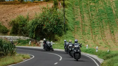 Perjalanan touring jarak jauh Navigate to The MAX : Tour de Sumatera yang menjadi ajang eksplorasi keindahan alam dan budaya tanah Sumatera menggunakan skutik XMAX Connected